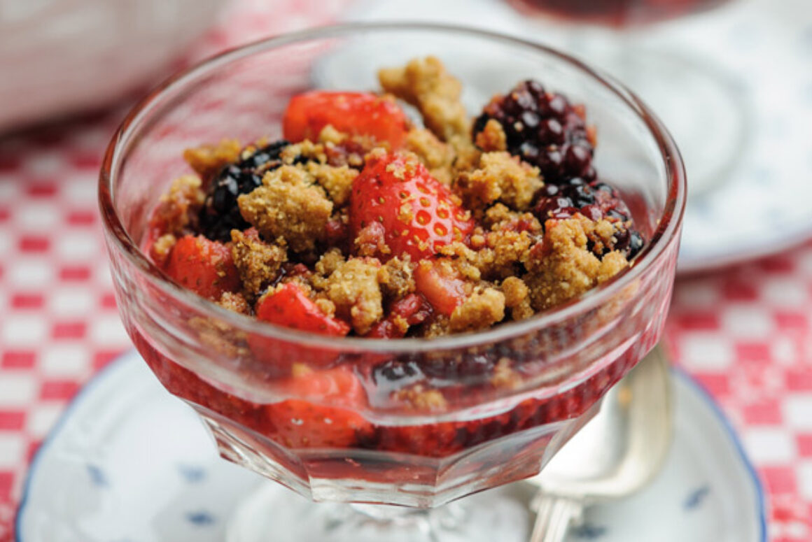 Sweet Eve Strawberry & Blackberry Crumble