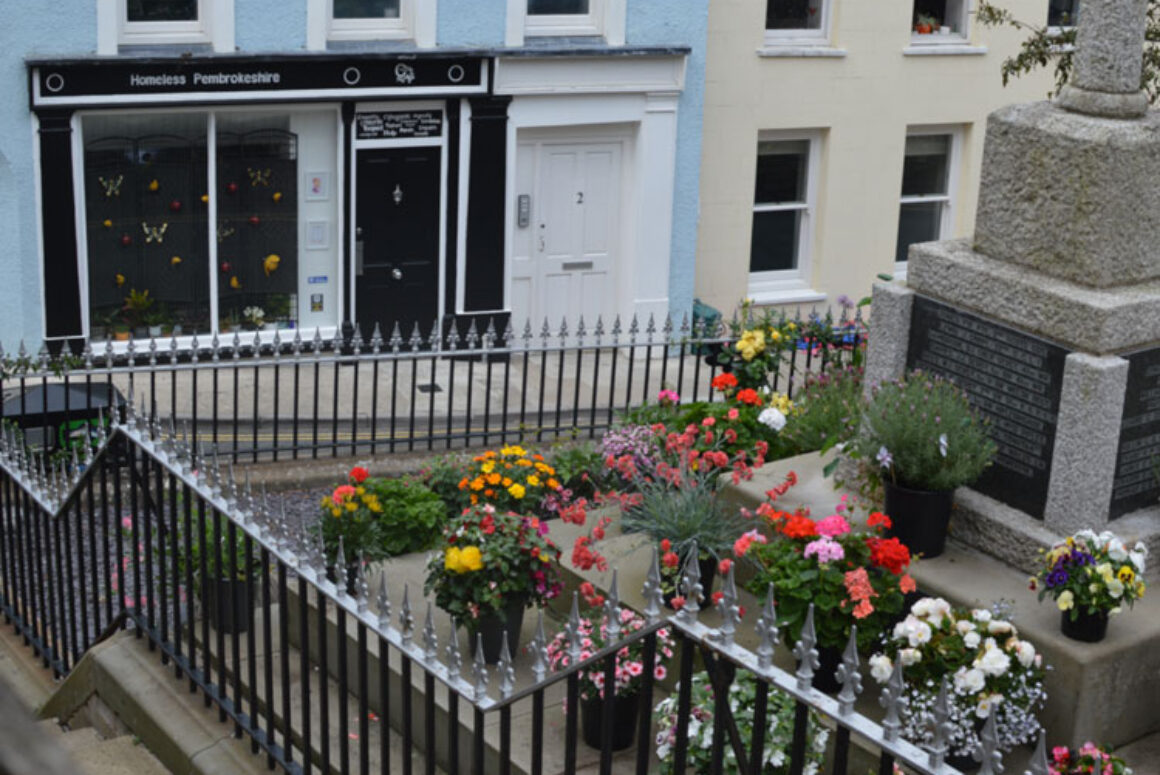 Homeless Pembrokeshire Brighten a War Memorial