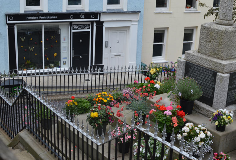 Brightening a war memorial with summer plants