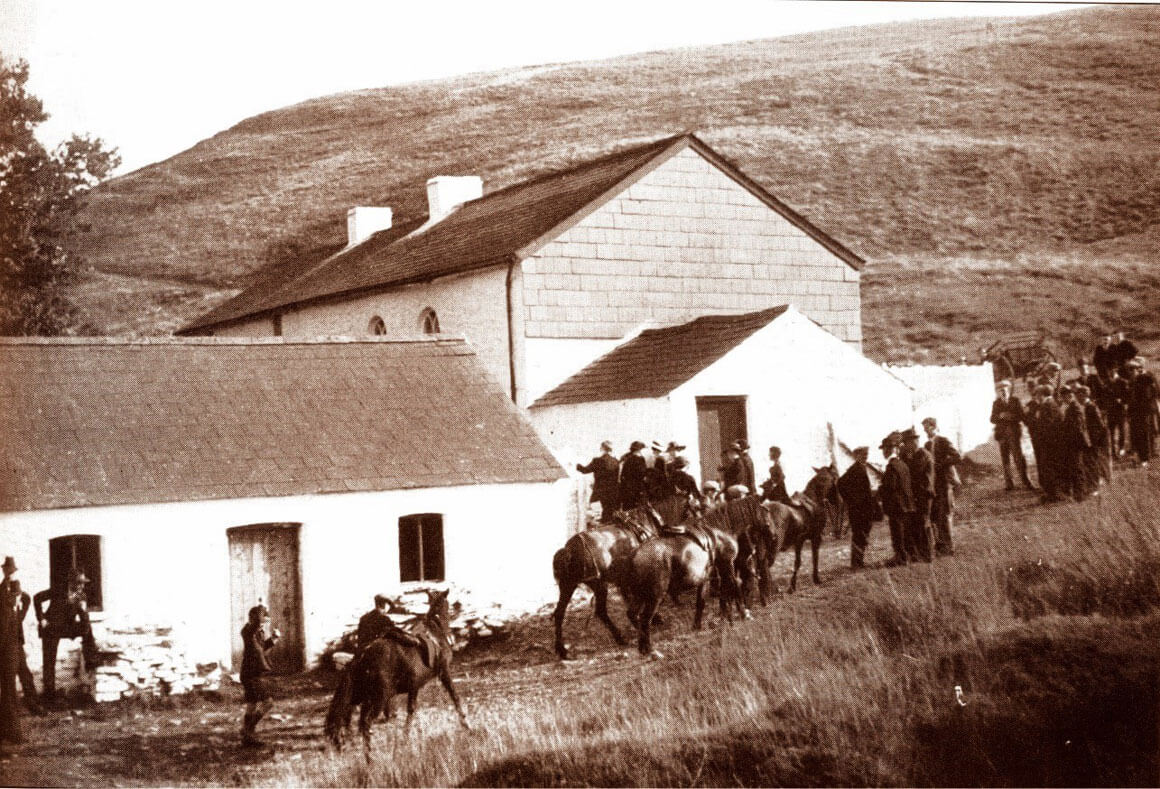 Congregation arriving at Soar y Mynydd