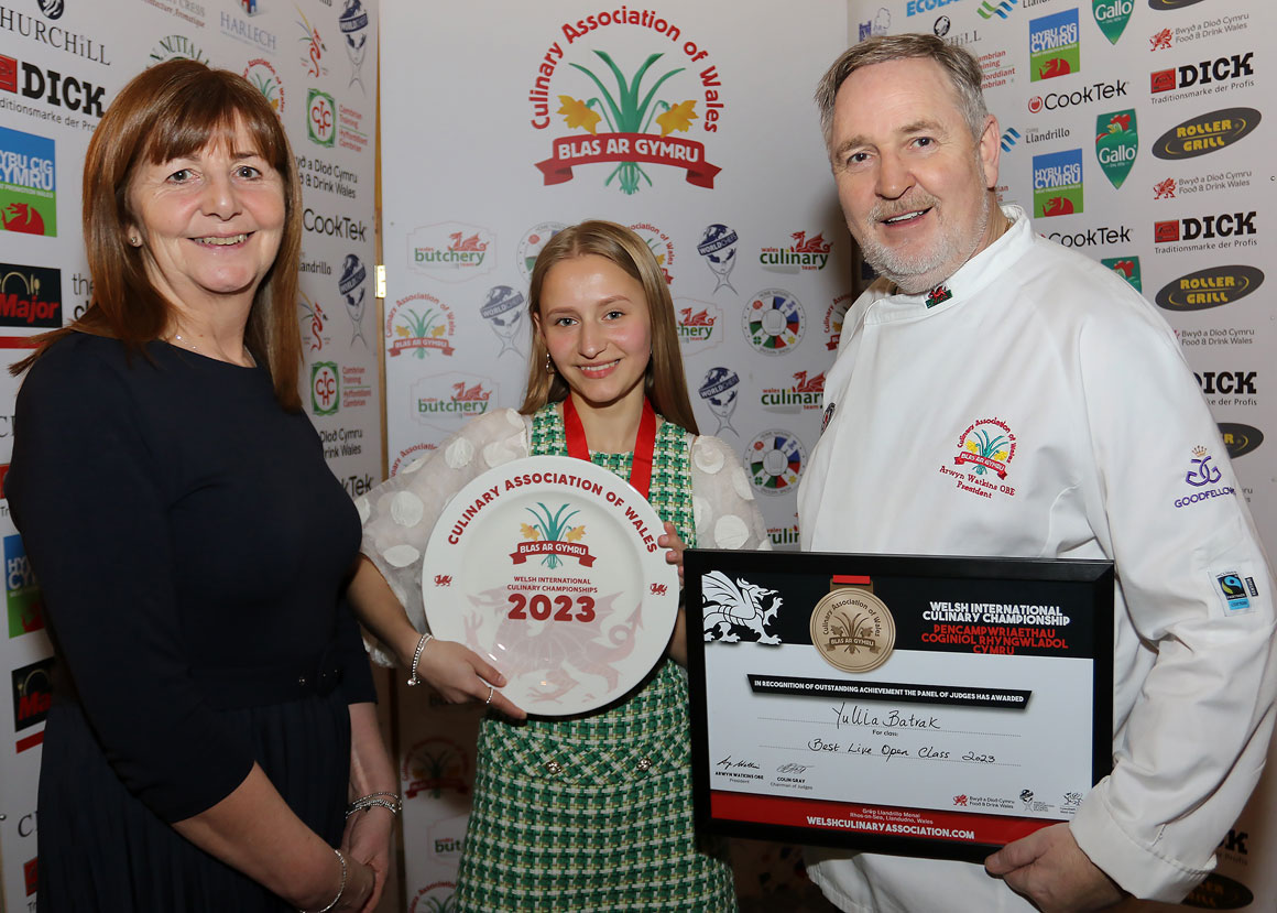 Young Ukrainian refugee wins award for perfect 100% scores at culinary event
