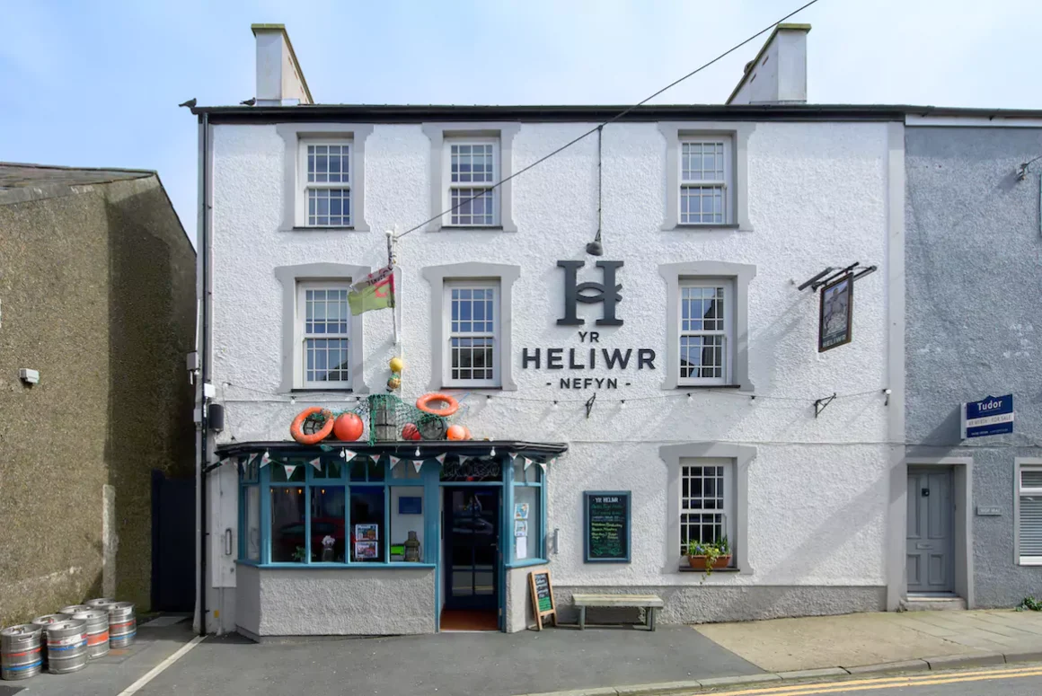 Tafarn yr Heliwr Diversifies to Help Local Residents