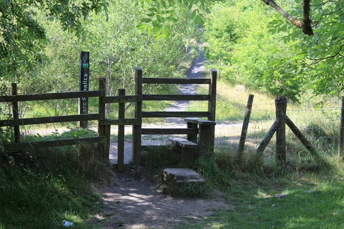 Stile on Trail[© M J Roscoe - CC BY-SA 2.0]