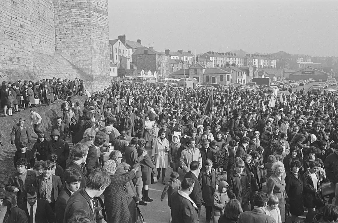 'Cofia 1282', a protest against the investiture of Prince Charles at Caernarfon Castle in North Wales[Geoff Charles (CC0 1.0)]