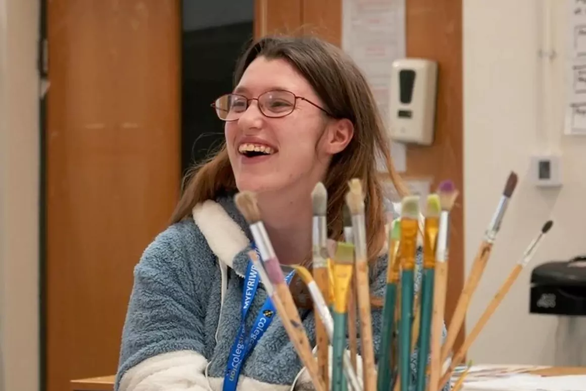 Geo-political Artist Paints a Story of Climate Change in an ILS ‘Making Waves with Art’ Workshop