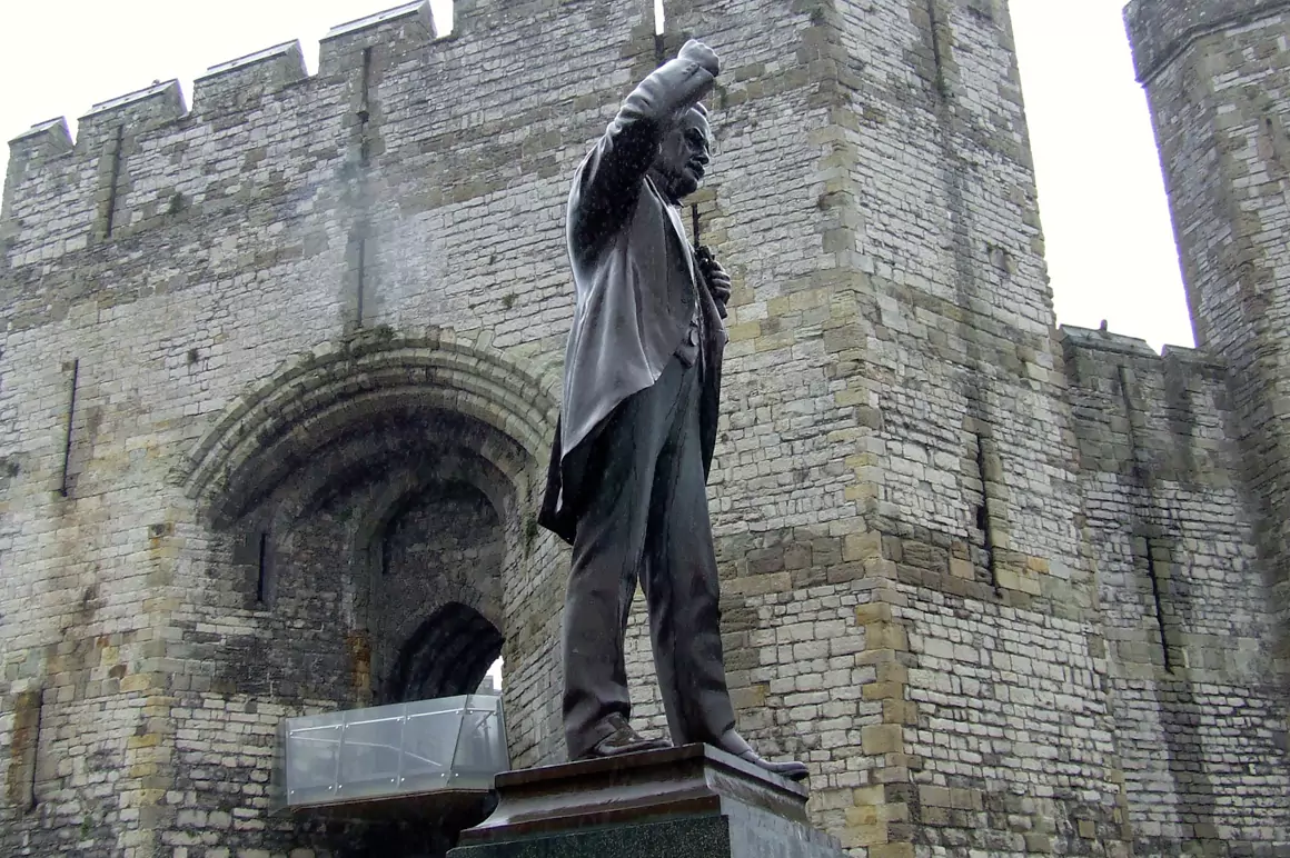 Lloyd George statue at Caernarfon Castle (1921), in recognition of his service as local MP and prime minister.[Source: Libby Norman (CC BY-SA 3.0)]