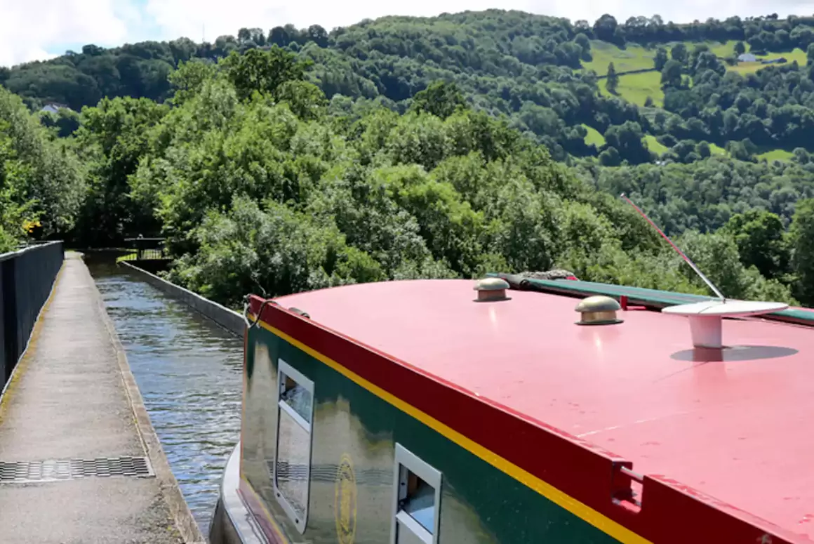 Walk from Llangollen Wharf to Pontcysyllte Aqueduct