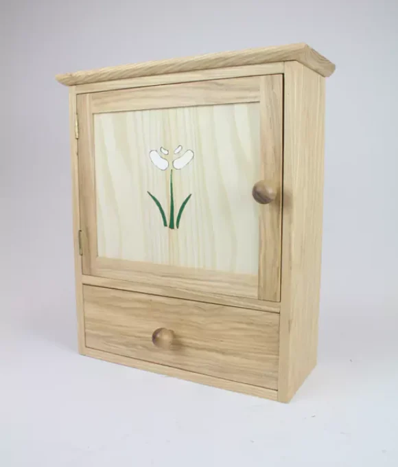 Cabinet a motiff o lili_r Wyddfa. Cabinet a motiff o lili_r Wyddfa.