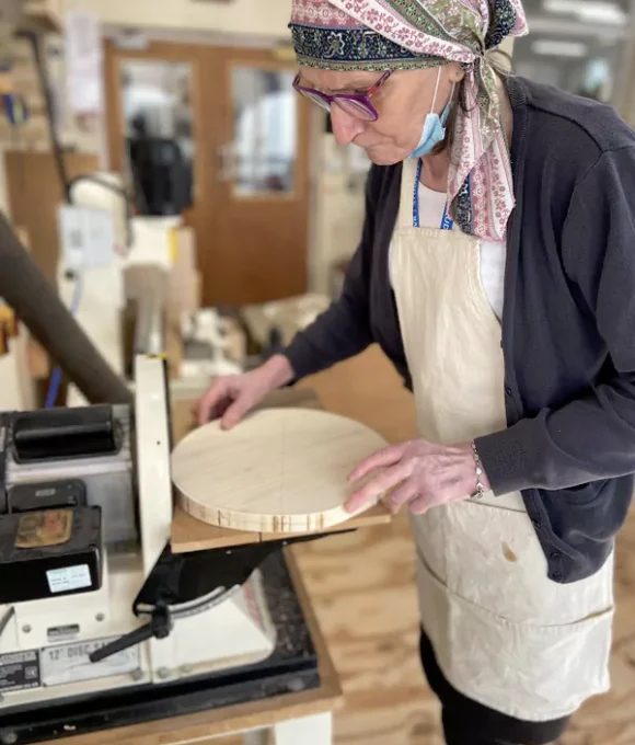 Yn gwneud sedd i_r stol. Yn gwneud sedd i_r stol.