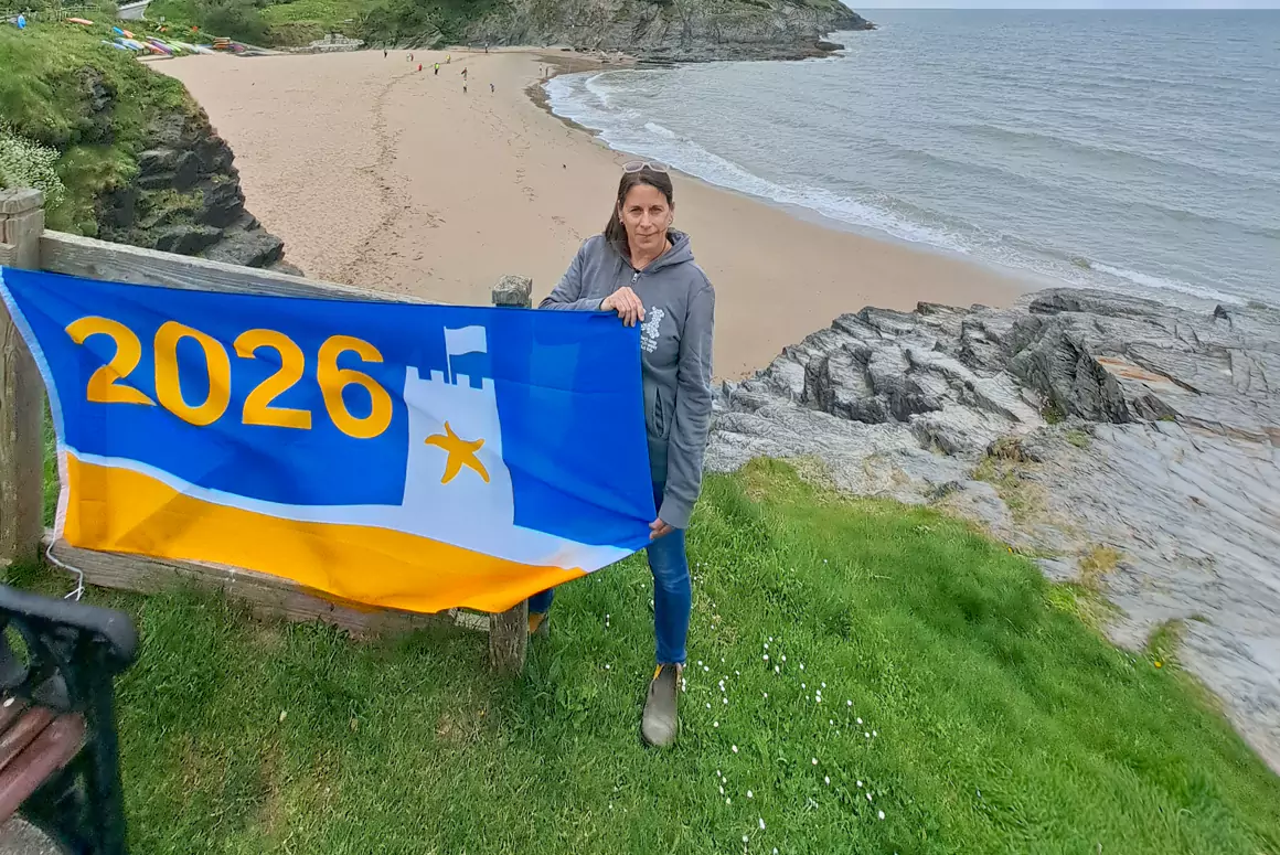 15 Welsh Resorts Celebrate Flying Yellow and Blue Award Flag 15 Welsh Resorts Celebrate Flying Yellow and Blue Award Flag