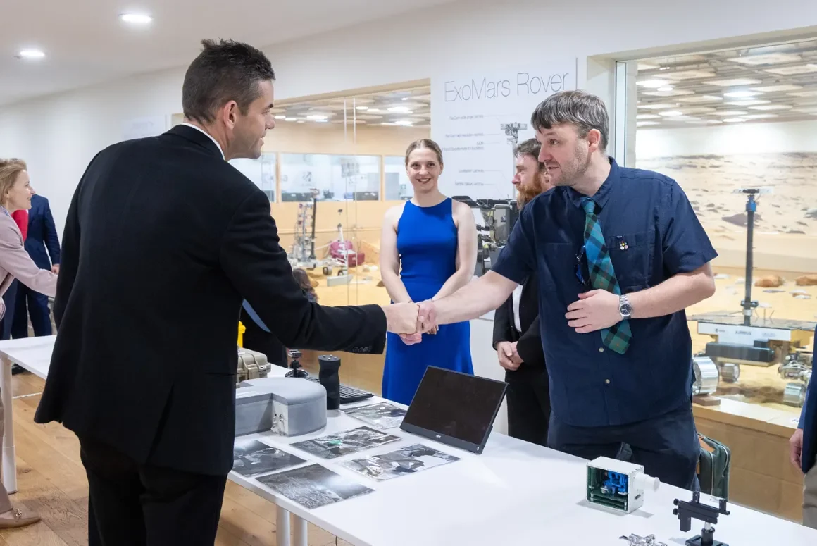 NASA Head Meets Rover Academic Helping Find Life on Mars