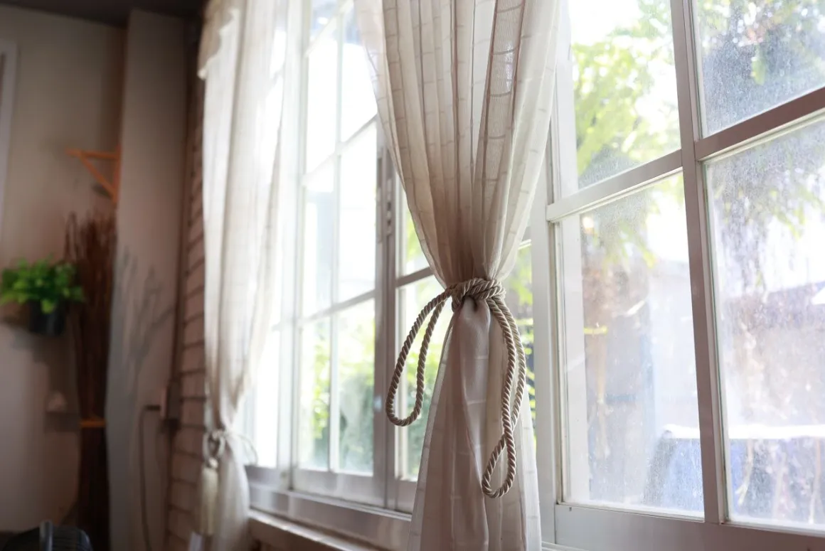 What Fabrics Work Best For Made-To-Measure Curtains In High-Sunlight Rooms?